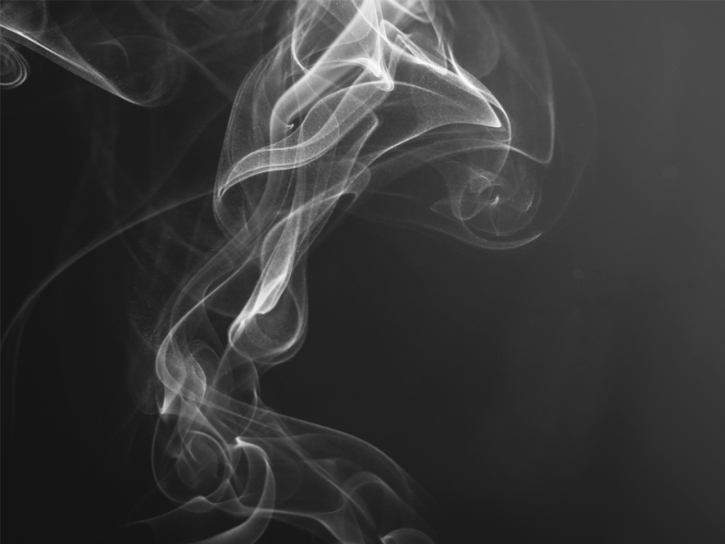 在無燃的煙霧迷漫中電子菸是否百分之百安全？