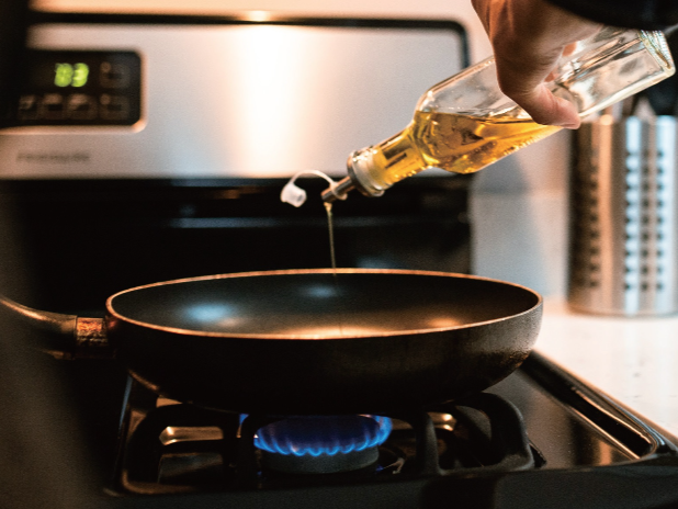 為什麼油炸食物時會滋滋作響？油鍋內聲音的祕密